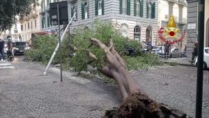 A Napoli decine di interventi dei Vigili del fuoco per il maltempo