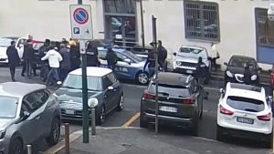 Poliziotti aggrediti a Torino, misure cautelari per 12 anarchici