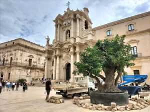 Il ministro Lollobrigida ad Ortigia tra gli stand di Divinazione (VIDEO)