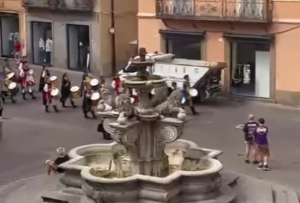 Viterbo – Il corteo storico sfila con i camion dell’immondizia, ma il mezzo era in avaria (VIDEO)