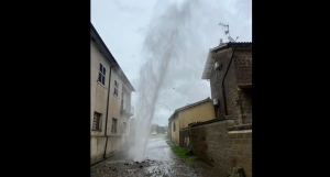 Montefiascone – Un geyser alla Commenda, i residenti: “Tubo esploso per la quarta volta