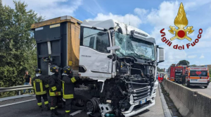 Roma – Grave incidente tra due tir sulla Pontina, un ferito grave