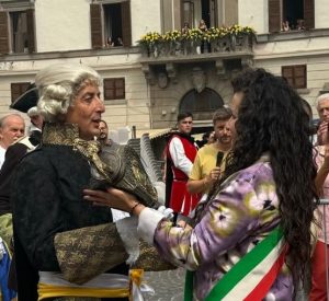 Viterbo – La sindaca Frontini consegna la Mazza del Maggiordomo