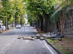 Viterbo – Traffico in tilt e tragedia sfiorata, è crollato il muro di via Santa Maria in Gradi (FOTO)