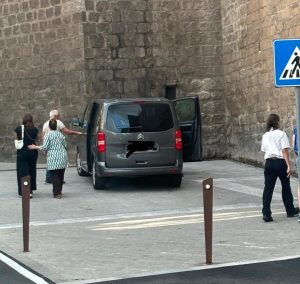 Viterbo – Porta della Verità, la passeggiata sotto le mura trasformata in parcheggio dagli incivili