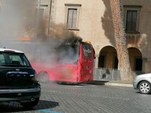 Viterbo – Paura in centro: autobus a fuoco in Piazza del Teatro