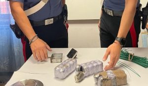 Mentana, nasconde in casa quasi sei etti di hashish: arrestato pusher 23enne