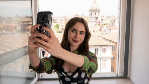 Emily in Paris arriva a Roma: da Brunello Cucinelli a Roberto Capucci nella nuova serie