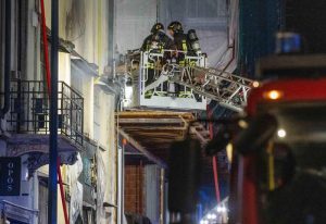 Incendio in un emporio cinese a Milano, tre morti