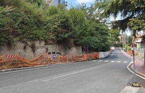 Viterbo – In via della Pila un altro muro pericolante da anni: “Quando si interverrà?”