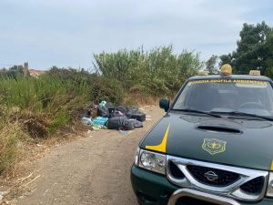 Cerveteri, abbandonano ogni genere di rifiuto per strada: individuati e multati tre incivili