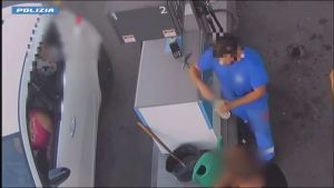 Ustionate dopo lite a Catania, il video dell’acquisto del carburante