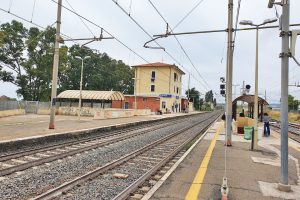 Santa Marinella – Giovane investita dal treno, il papà del fidanzatino: “Portava dentro un peso più grande di lei”