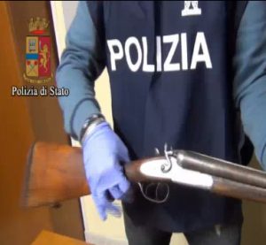 Viterbo – Maltratta i familiari e li minaccia con fucile rubato, arrestato