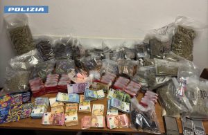 Roma – Padre e figlio sorpresi con oltre 30 kg di droga e più di 50.000 euro in contanti, arrestati