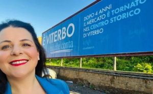 Viterbo – La sindaca Frontini racconta i risultati raggiunti con manifesti affissi in città: “E’ Viterbo ciò che conta”