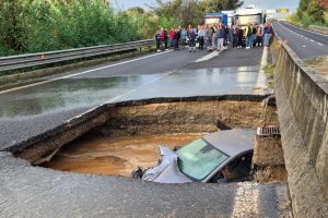 Lamezia Terme – Si apre una voragine sulla statale, auto in corsa viene inghiottita (FOTO)