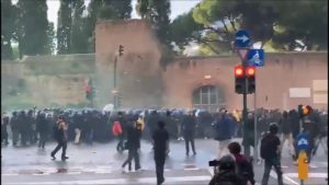 Scontri a Roma tra i manifestanti pro Palestina e le forze dell’ordine