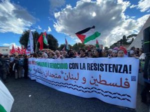 Roma – Corteo pro Palestina, i manifestanti lanciano bombe carta e prendono a bastonate i fotografi