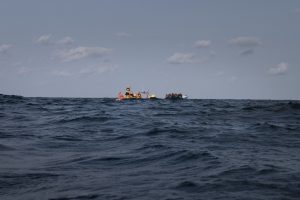 L’Ocean Viking soccorre 25 naufraghi in mare da quattro giorni, sbarcheranno a Civitavecchia (FOTO)