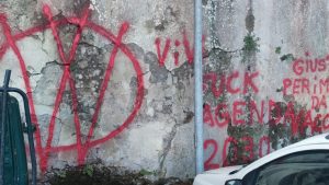 Bassano Romano – Scritte “No vax”, l’autore viola il foglio di via e si siede in un bar del paese