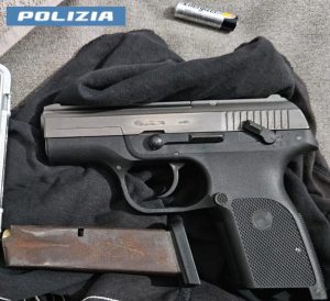 Roma – Casale di S. Basilio: ai domiciliari ma nascondeva pistola e droga, arrestato