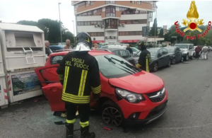 Paura a Civitavecchia, auto impazzita in Via Togliatti si schianta contro raccoglitore vestiti: due feriti