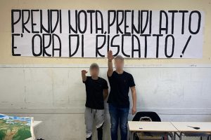 Roma – Saluto romano in classe, due studenti del liceo Montessori con il braccio teso