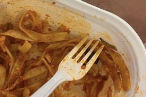 Roma – Un verme vivo nella pasta servita alla mensa