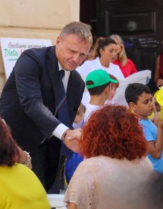 Lotta ai disturbi alimentari, il ministro Lollobrigida a pranzo con 200 bambini ad Ortigia