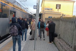 Treni in tilt tra Viterbo e Roma, centinaia di passeggeri bloccati (FOTO)