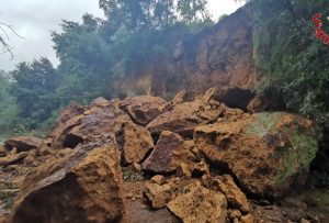 Cerveteri – Enorme frana in via Ceri, viabilità ripristinata dopo l’arrivo degli escavatori