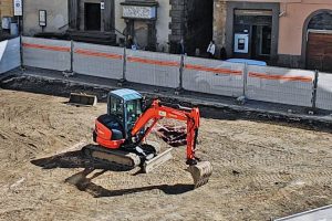 Viterbo – Torna alla luce un’antica fogna, si bloccano in lavori in piazza del Comune (FOTO)