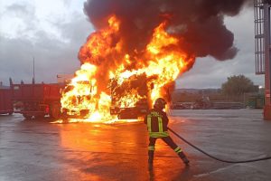 Civitavecchia – Incendio nel piazzale dell’Anas, distrutti dalle fiamme due automezzi pesanti (FOTO)