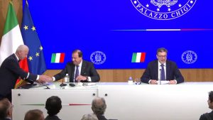 Leo rompe bicchiere in conferenza stampa, Giorgetti “Non porta bene?”