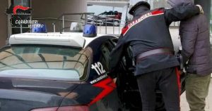 Orte, in preda al delirio entra nel giardino dei vicini e aggredisce carabiniere: in manette tunisino