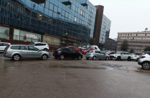 Viterbo – Parcheggio selvaggio alla Cittadella della Salute: “Vediamo anche dipendenti che parcheggiano sui posti delle donne incinta”