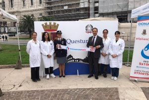 “Facciamo squadra per la vita!”, questa mattina donazione di sangue della polizia in piazza Cavour