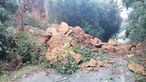 Ronciglione – Frana davanti al ristorante Ultima spiaggia, strada bloccata