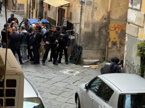 Napoli – Terrore ai quartieri Spagnoli, uomo minaccia di farsi esplodere