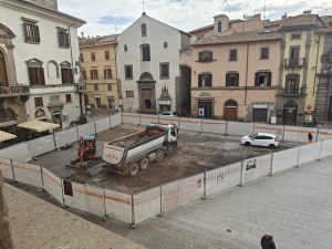 Viterbo – Piazza del Comune, l’assessore Floris: “Apparentemente, quanto emerso non riconducibile a tempi remoti”