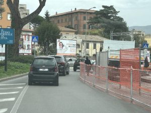 Viterbo – Piazzale Gramsci, dopo le proteste arriva il percorso pedonale