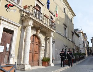 Magliano Sabina – Litigano in casa, arrivano i carabinieri e scoprono katane, pistole e fucili