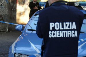 Giallo a Roma, 71enne precipita dal quinto piano: trovato morto in strada