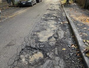 Viterbo – Viale IV Novembre devastata dalle buche, monta la protesta dei residenti