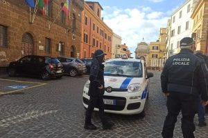 Cerveteri, rissa in piazza: giovane finisce all’ospedale