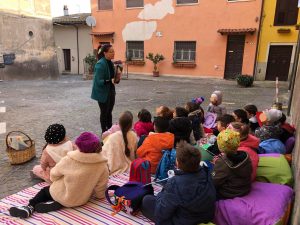 Montalto di Castro – Chiusa “Libri in marcia”, i piccoli studenti hanno “occupato” le vie del paese per ascoltare le storie