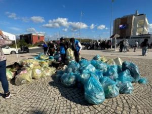 Latina – “Puliamo il mondo”, gli studenti raccolgono 850 chili di rifiuti sul lungomare