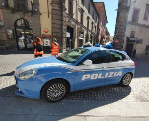 Viterbo – Uomo riprende una 12enne con il cellulare poi scappa, allertata la polizia