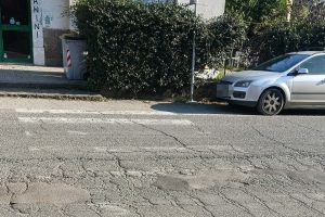 Montefiascone – Ragazzo quasi investito in via Madonnella, i residenti: “Strisce scolorite, tragedia sfiorata”